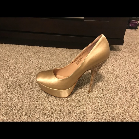 Steve Madden Shoes - Steve Madden champagne satin rhinestone pumps